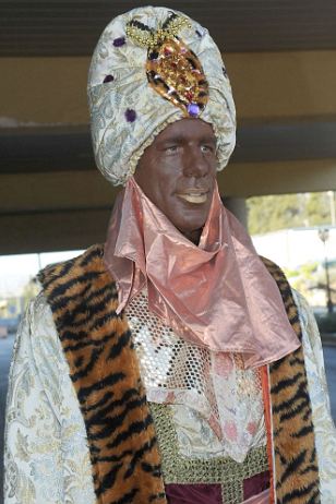 Controverse: Ruud Van Nistelrooy assiste à la parade des Rois mages habillés comme Balthazar, roi de Babylone