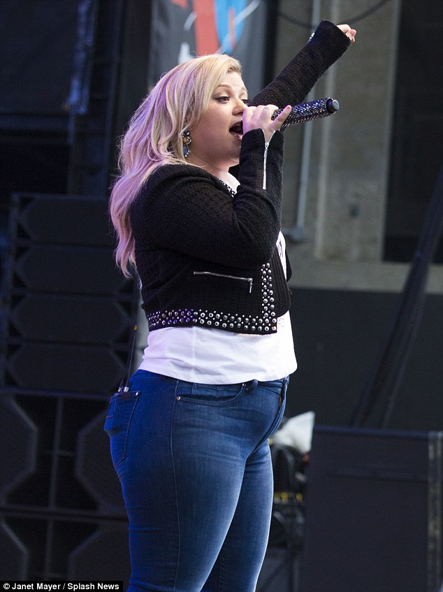 Kelly Clarkson Wears Tight Jeans And A T Shirt At Ktuphoria Concert In 9816