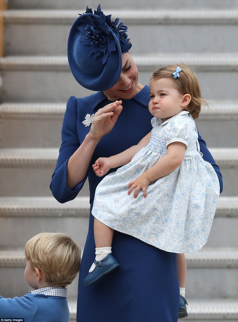 Принц Джордж и принцесса Шарлотта: фото с родителями - первый официальный визит малышей