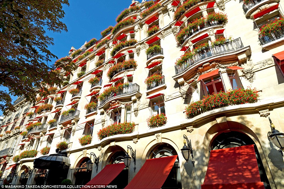 38D57B6500000578-3809464-City_slicker_An_exterior_view_of_the_Plaza_Athenee_Paris_Hotel_i-a-6_1474971538283.jpg