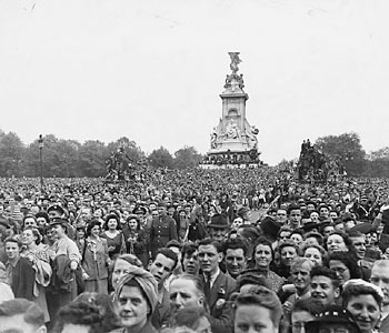 Crowds packed into The Mall to celebrate VE Day.Crowds gathered in the Mall outside Buckingham Palace to cheer the King and Queen on VE Day